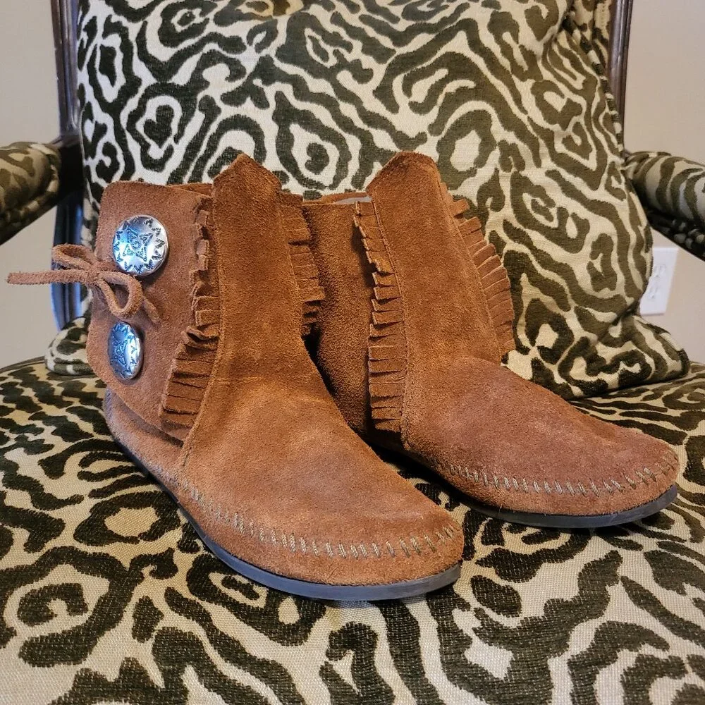 Minnetonka Women's Brown Suede Two Button Hardsole Boot - Picture 1 of 8